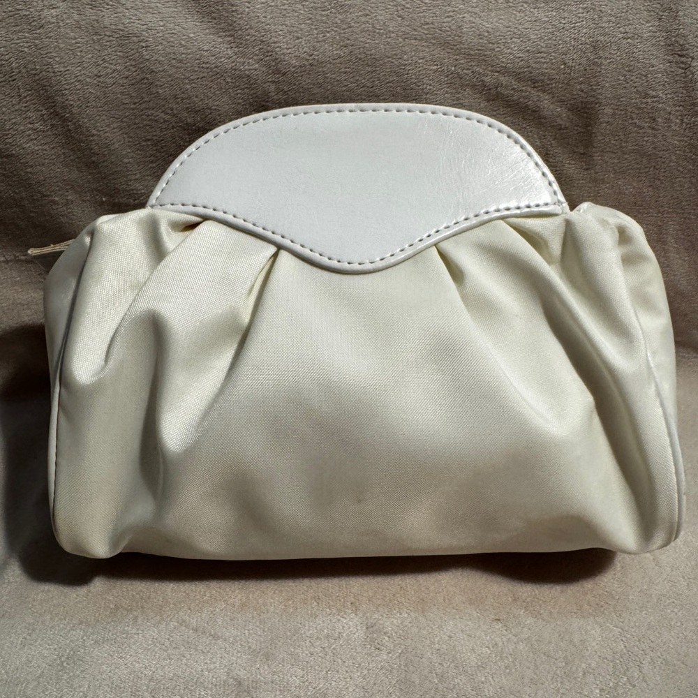 Christian Dior Parfums White Makeup Bag EUC - Picture 4 of 16